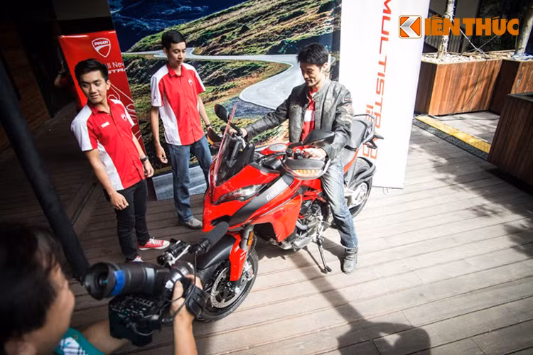  Không chỉ là một diễn viên điện ảnh nổi tiếng ở thể loại phim hành động trong làng showbiz Việt, anh cũng là một tín đồ đam mê tốc độ và đã có những chuyến hành trình cùng môtô trên khắp các nẻo đường Việt cũng như Thế giới. 