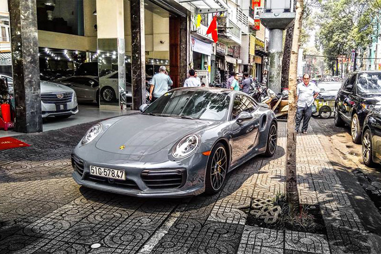 Thông tin về siêu xe Porsche 911 Turbo S độc nhất Bình Dương được chủ nhân cho đi đăng ký biển số vào giữa tháng 3/2018 đã nhận không ít sự tò mò của cộng đồng mạng. Tuy nhiên, những hình ảnh mới nhất của mẫu xe thể thao cao cấp này sẽ khiến nhiều người bất ngờ.