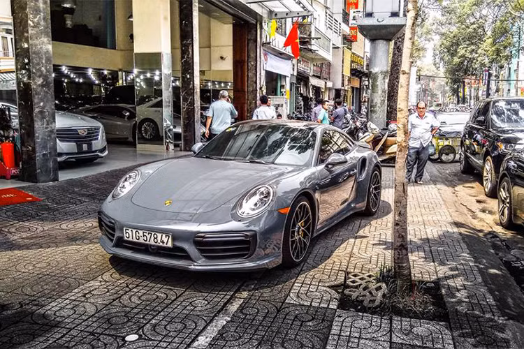Thông tin về siêu xe Porsche 911 Turbo S độc nhất Bình Dương được chủ nhân cho đi đăng ký biển số vào giữa tháng 3/2018 đã nhận không ít sự tò mò của cộng đồng mạng. Tuy nhiên, những hình ảnh mới nhất của mẫu xe thể thao cao cấp này sẽ khiến nhiều người bất ngờ.