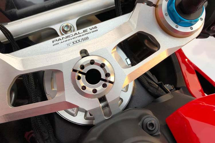 Tại thị trường Đông Nam Á, Malaysia là quốc gia duy nhất được bán ra siêu phẩm Ducati Panigale V4 25th Anniversario 916. Đáng chú ý, phiên bản đặc biệt sản xuất giới hạn 500 chiếc trên toàn thế giới.