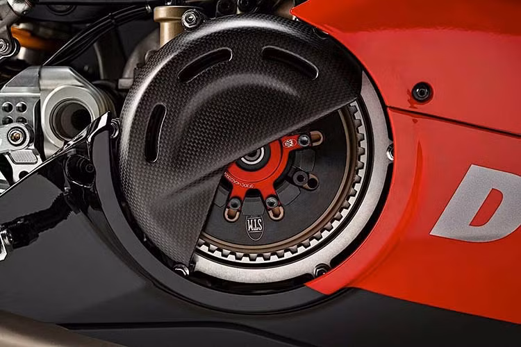 Là một phiên bản đặc biệt, Ducati Panigale V4 25th Anniversario 916 sở hữu đầy ắp các trang bị thuộc hàng xịn xò nhất như phanh Brembo, phuộc Ohlins, nhiều chi tiết bằng sợi carbin, nhôm, bộ ly hợp khô STM Evo-SBK, kính chắn gió Racing Plexiglas...