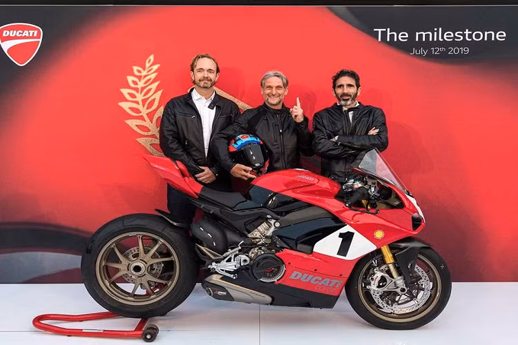 Ducati Panigale V4 25 Anniversario 916 được trang bị động cơ V1 1.103ccc dựa trên cơ sở Panigale V4 S. Thêm và đó, hệ thống điện tử được bổ sung và cân chỉnh công nghê, lấy chiếc Moto GP Desmosedici GP18 làm mẫu trực tiếp.