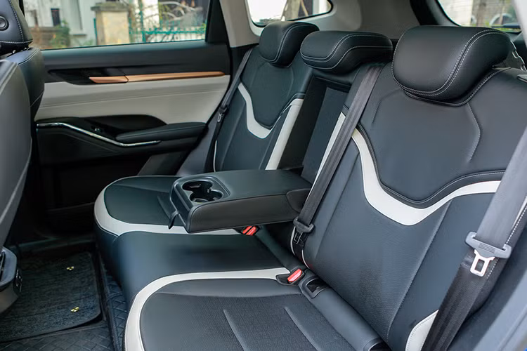 Theo công bố của nhà sản xuất, mẫu xe có mức tiêu thụ nhiên liệu khoảng 5,5 lít/100 km nhờ sự hỗ trợ của motor điện trong khi góp phần giảm lượng khí phát thải ra môi trường. Đánh giá từ NCAP, Haval H6 hybrid được chứng nhận xếp hạng an toàn 5 sao.