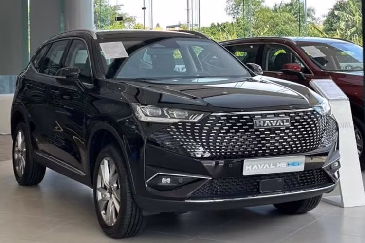 Sau khi Haval H6 hybrid giảm giá bán niêm yết giảm 110 triệu đồng xuống còn 986 triệu đồng trong tháng 1/2024 thì sang tháng 2 mẫu xe này tiếp tục được các đại lý giảm giá. Cụ thể, khách hàng mua phiên bản Haval H6 Ultra sẽ được ưu đãi 100 triệu đồng tiền lệ phí trước bạ từ đại lý.