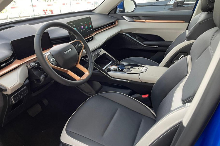 Haval H6 Hybrid 2023 mới chính thức ra mắt thị trường ôtô Việt Nam hồi đầu tháng 8/2023. Mẫu xe được nhập khẩu nguyên chiếc từ Thái Lan và nằm chung phân khúc SUV cỡ C với đối thủ Honda CR-V Hybrid.