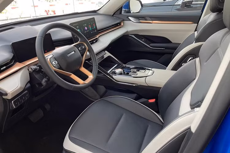 Haval H6 Hybrid 2023 mới chính thức ra mắt thị trường ôtô Việt Nam hồi đầu tháng 8/2023. Mẫu xe được nhập khẩu nguyên chiếc từ Thái Lan và nằm chung phân khúc SUV cỡ C với đối thủ Honda CR-V Hybrid.