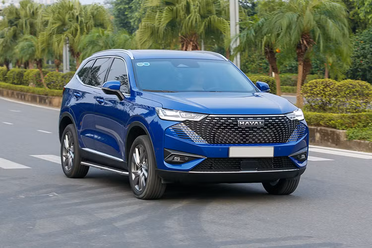 Một số trang bị đáng chú ý khác trên Haval H6 HEV còn có đèn chiếu sáng LED dạng ma trận, đèn hậu LED hiệu ứng 3D, bảng đồng hồ điện tử 10,25 inch sau vô-lăng, màn hình cảm ứng trung tâm 12,3 inch, HUD, đèn viền nội thất, điều hòa tự động 2 vùng, núm xoay chuyển số, phanh tay điện tử, ghế lái chỉnh điện 6 hướng, sạc không dây và cửa sổ trời lớn cùng dàn âm thanh 8 loa công nghệ DTS.