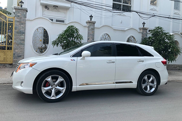 Ở thời điểm 2010, Toyota Venza nhập khẩu Mỹ từng là mơ ước của rất nhiều người mê ôtô tại Việt Nam. Mẫu crossover hạng sang Nhật Bản này từng được yêu thích không kém các mẫu xe Lexus thời bấy giờ nhờ vóc dáng sang trọng, nội thất rộng rãi và trang bị không kém xe sang.