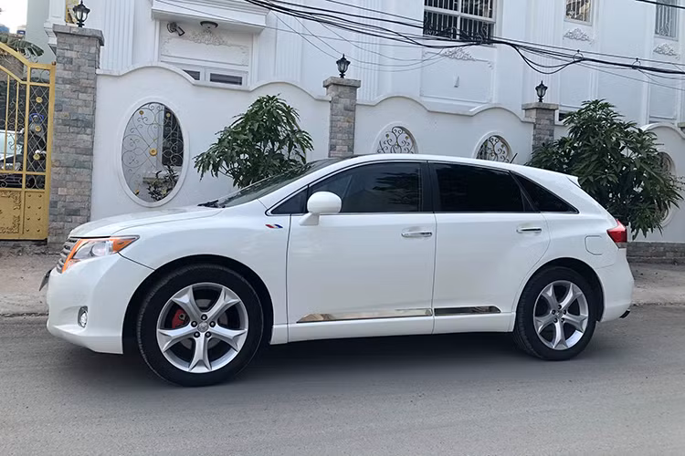 Ở thời điểm 2010, Toyota Venza nhập khẩu Mỹ từng là mơ ước của rất nhiều người mê ôtô tại Việt Nam. Mẫu crossover hạng sang Nhật Bản này từng được yêu thích không kém các mẫu xe Lexus thời bấy giờ nhờ vóc dáng sang trọng, nội thất rộng rãi và trang bị không kém xe sang.
