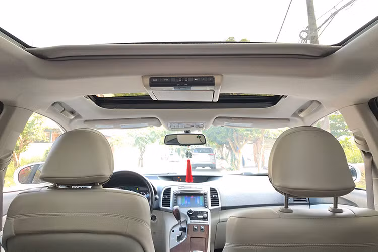 Cách đây 10 năm, những công nghệ an toàn như kiểm soát hành trình chủ động, cảm biến áp suất lốp, hỗ trợ khởi hành ngang dốc, hỗ trợ đỗ xe và 10 túi khí không có sẵn trên nhiều mẫu xe Toyota nhập về nước.