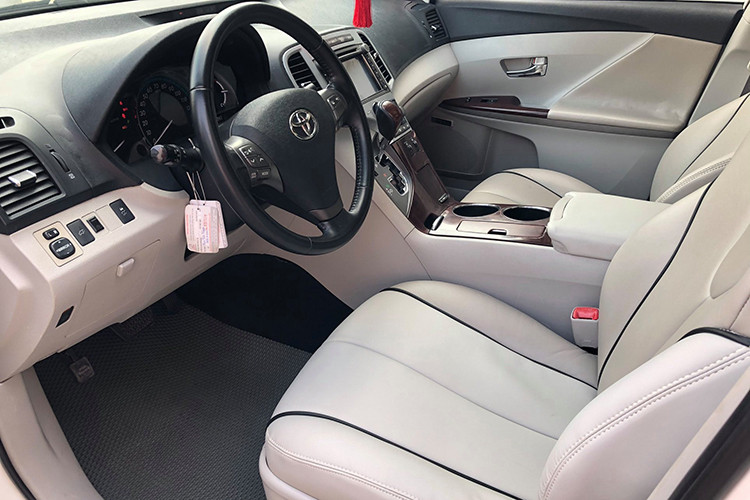 Bên trong xe là nội thất da màu kem. Bệ tỳ tay trung tâm và hai bên cửa được ốp nhựa bóng với vân giả carbon khá đẹp nhưng có khá nhiều vết xước nhỏ theo thời gian. Vô lăng đơn giản có một số phím chức năng. So với những chiếc xe hiện đại, Toyota Venza 2010 vẫn có đủ trang bị và tiện nghi để không tỏ ra lép vế mà thậm chí còn hơn thế nữa.