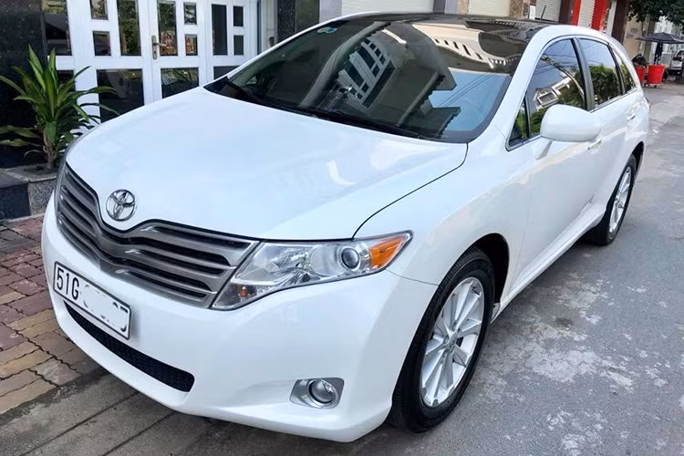 Hiện tại, những chiếc Toyota Venza phiên bản tiêu chuẩn dùng động cơ 2.7 đã qua sử dụng có giá bán khá rẻ, chưa tới 700 triệu đồng. Tuy vậy, những chiếc xe này cũng khá kén khách vì nhiều người lo sợ sẽ không có phụ tùng thay thế nếu xảy ra hỏng hóc, do dòng xe này đã không còn được sản xuất từ phía hãng xe Nhật Bản.