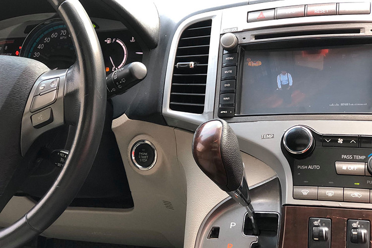 Cụ thể về trang bị, khó có thể buông lời chê Venza bản “full” với màn hình 9 inch trung tâm, âm thanh cao cấp JBL 13 loa, cửa sổ trời toàn cảnh, đề nổ nút bấm, ghế lái chỉnh điện 8 hướng, ghế phụ 4 hướng, cốp mở điện, sấy gương, sấy ghế… Điểm trừ nhỏ khiến Venza kém sang là các ốp nhựa cứng khắp bảng điều khiển cho đến cửa xe.