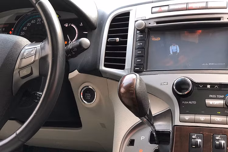 Cụ thể về trang bị, khó có thể buông lời chê Venza bản “full” với màn hình 9 inch trung tâm, âm thanh cao cấp JBL 13 loa, cửa sổ trời toàn cảnh, đề nổ nút bấm, ghế lái chỉnh điện 8 hướng, ghế phụ 4 hướng, cốp mở điện, sấy gương, sấy ghế… Điểm trừ nhỏ khiến Venza kém sang là các ốp nhựa cứng khắp bảng điều khiển cho đến cửa xe.