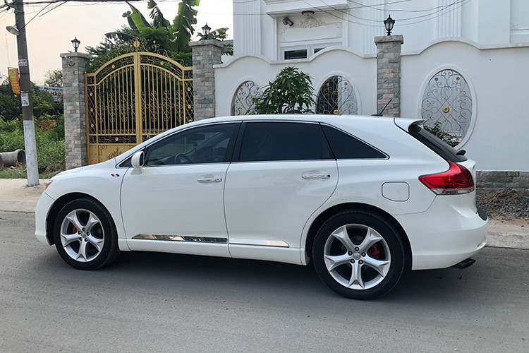 Thời điểm 2010, với giá xe Toyota Venza quanh 70.000 USD hay thậm chí cao hơn 5.000 – 7.000 USD cho bản 3.5L đầy đủ trang bị (full option), Venza trở thành lựa chọn nâng đời đáng cân nhắc từ Camry. Những chiếc Camry 2.4L nhập từ Mỹ lúc đó có giá khoảng 50.000 USD, còn bản 3.5L có thể lên đến gần 70.000 USD.