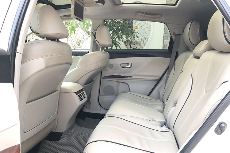 Toyota Venza có hai loại động cơ, I4 2,7 lít và V6 3,5 lít. Động cơ 2,7 lít được khách Việt chuộng hơn cả, với công suất 182 mã lực và mô-men xoắn 247 Nm. Trong khi đó, loại 3,5 lít V6 cho công suất 268 mã lực và mô men xoắn 336 Nm. Hộp số tự động 6 cấp. Hệ dẫn động cầu trước hoặc AWD.