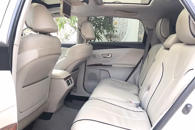 Toyota Venza có hai loại động cơ, I4 2,7 lít và V6 3,5 lít. Động cơ 2,7 lít được khách Việt chuộng hơn cả, với công suất 182 mã lực và mô-men xoắn 247 Nm. Trong khi đó, loại 3,5 lít V6 cho công suất 268 mã lực và mô men xoắn 336 Nm. Hộp số tự động 6 cấp. Hệ dẫn động cầu trước hoặc AWD.