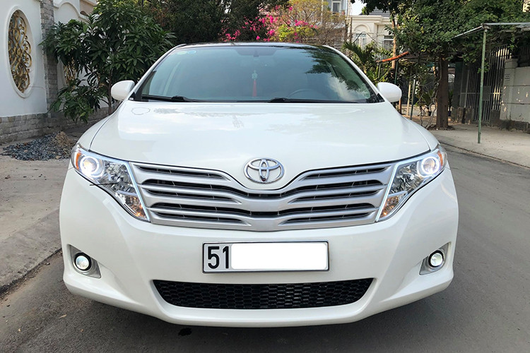 Tuy vậy, giá xe Toyota Venza nhập khẩu quá cao cũng khiến nhiều người khó tiếp cận dòng xe này mà nghĩ tới các mác xe sang hơn như Lexus hay Acura. Ngay tại thị trường Mỹ, Toyota Venza cũng dần tuột dốc và bị khai tử chính thức vào năm 2015, cho đến nay vẫn chưa được hãng xe Nhật Bản “tái sinh” một lần nào.