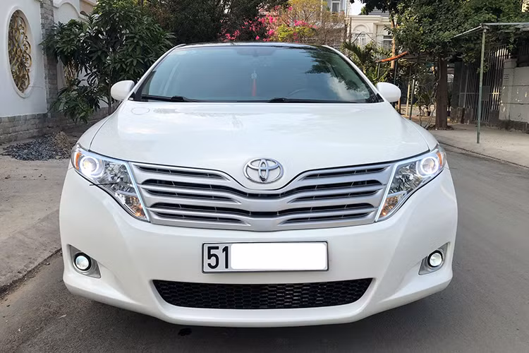 Tuy vậy, giá xe Toyota Venza nhập khẩu quá cao cũng khiến nhiều người khó tiếp cận dòng xe này mà nghĩ tới các mác xe sang hơn như Lexus hay Acura. Ngay tại thị trường Mỹ, Toyota Venza cũng dần tuột dốc và bị khai tử chính thức vào năm 2015, cho đến nay vẫn chưa được hãng xe Nhật Bản “tái sinh” một lần nào.