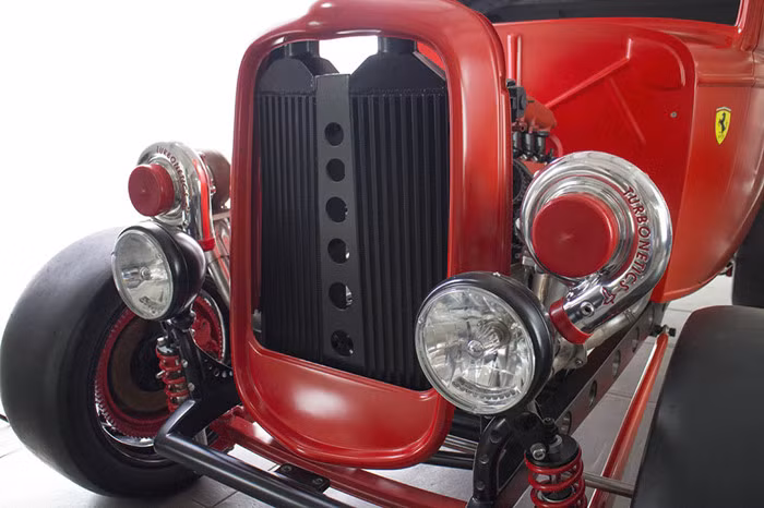 Phần đầu của chiếc xe vẫn giữ nguyên phong cách của chiếc xe Ford coupe được sản xuất năm 1932. Các chi tiết đèn, còi, lưới tản nhiệt... cùng cặp phuộc trước mang đậm chất của một chiếc xe Ford "nguyên bản".