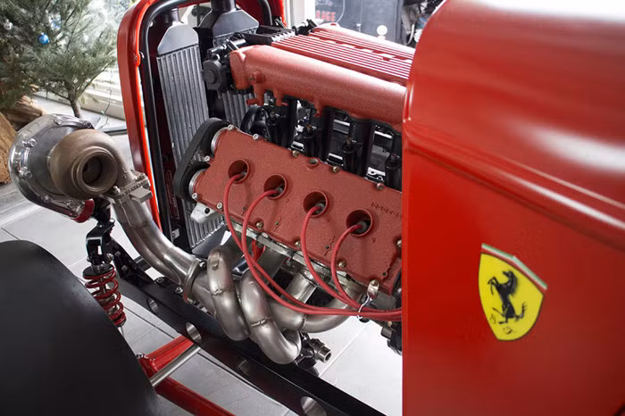 Động cơ kết hợp cùng một hệ thống tăng áp kép đầy mạnh mẽ cho công suất 950 mã lực, mặc dù là xác xe cùng cỗ máy được xem là "cổ lỗ sĩ", tuy nhiên chắc chắn một điều rằng nó sẽ khiến nhiều siêu xe hiện đại cũng phải dè dặt khi thách đấu. Kết hợp cùng cỗ máy đầy uy lực này là hộp số Tremec 6 cấp.