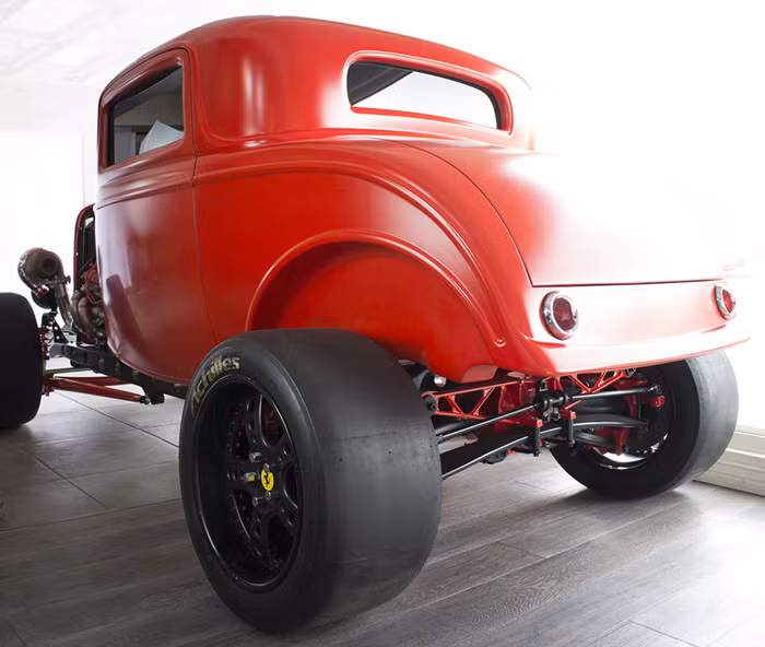Chiếc Hot Rod cổ điển đến từ thương hiệu Ford vẫn giữ nguyên kiểu dáng truyền thống đó nhưng đã được phối màu đỏ/đen ăn ý để biến thành một chiếc xe giống như Ferrari. Logo của hãng siêu xe đến từ Italy gắn trên thân cho tới tận vành xe để đen đến cảm giác "như xịn".