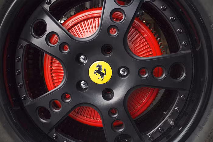 Ngoài ra, một số chi tiết kỹ thuật khác được nâng cấp bao gồm có hệ thống phuộc KW, vành hợp kim 18 inch, đĩa phanh 15 inch hiệu suất cao hay nhiều bộ phận khác nữa để đảm bảo cho chiếc xe cổ này phù hợp với một động cỡ lớn của hãng siêu xe Ferrari đặt vào bên trong nó.