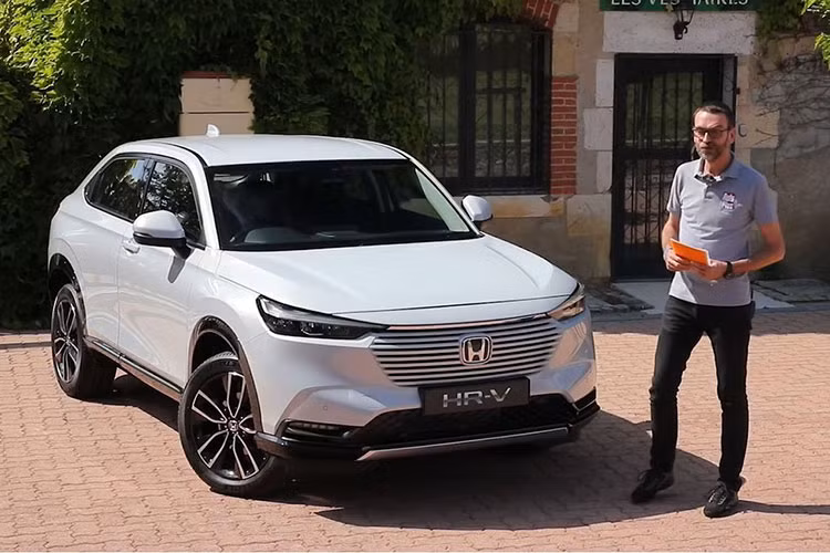 Giá xe Honda HR-V 2022 tại quê nhà Nhật Bản dao động từ 2.279.200 – 3.298.900 yên (tương đương khoảng từ 487 – 707 triệu đồng). Có thể thấy, mức giá này rất hấp dẫn khi đặt cạnh đối thủ và rẻ hơn rất nhiều so với xe đang bán ở Việt Nam. Ngoài ra, xe cũng bắt đầu được bán ở một số quốc gia châu Âu...