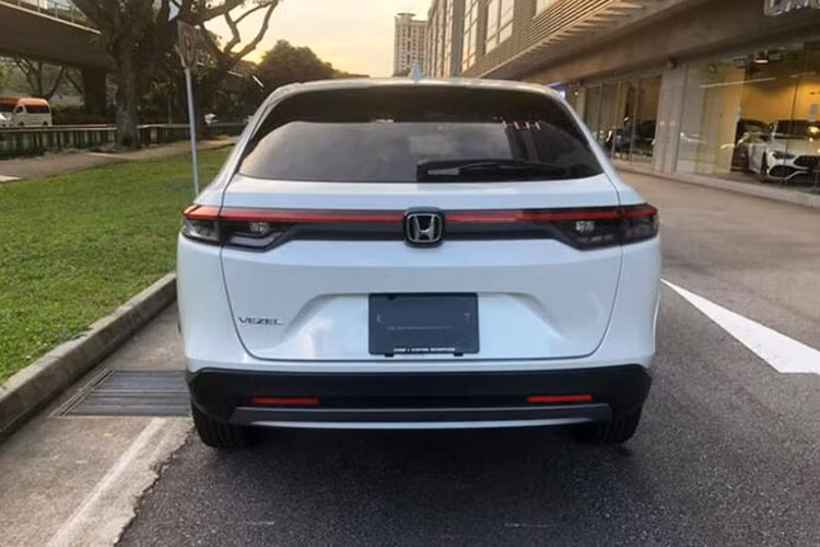 Phía đuôi xe, nhìn kính chắn gió sau hạ thấp, cửa khoang hành lý rộng ra tạo thành điểm "G" chính là phong cách mới của Honda HR-V 2022. Giờ đây, đèn LED chạy ngang cửa cốp là kiểu thiết kế rất đặc trưng của các hãng xe Nhật Bản, Hàn Quốc... học tập từ xe châu Âu. Điều đó cũng xuất hiện trên HR-V mới giúp xe sang trọng mà bắt mắt hơn rất nhiều.