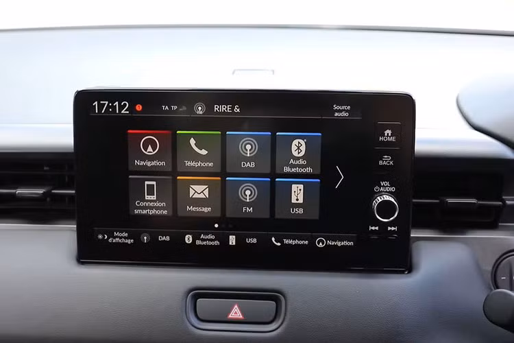 Ghế da pha vải sẽ là chất liệu chủ đạo của HR-V, ghế lái có thể chỉnh điện, nhưng không có tính năng sưởi/làm mát là điểm trừ khi so với Seltos. Tuy nhiên, hàng ghế sau rộng rãi chính là ưu điểm của Honda HR-V 2022, cùng với đó là phần đệm ghế có thể gấp lên mang đến khả năng chứa đồ tốt hơn cho mẫu SUV này.