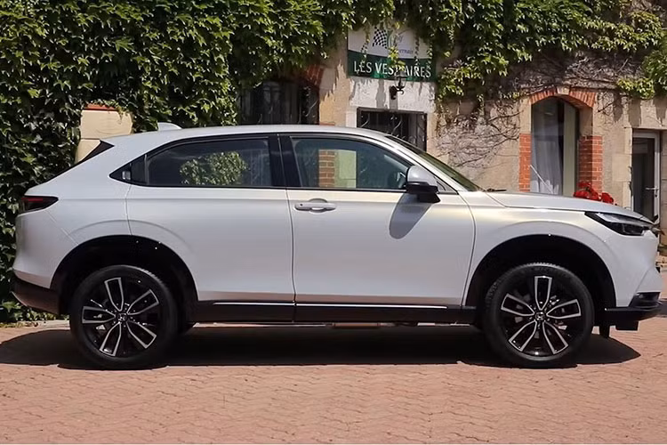 Cách tân lớn của Honda HR-V 2022 hoàn toàn mới đến từ ngoại hình hiện đại, phần đầu xe không còn lưới tản nhiệt "Solid Wing Face" đặc trưng của thương hiệu này mà kế vào đó là hình đa giác với những thanh ngang nhỏ, phần mui xe dần hạ thấp về trước. Cụm đèn chiếu sáng dạng Full LED kết hợp dải LED định vị phía trên kiểu mới, đèn sương mù hạ thấp xuống cản trước tạo thành hốc gió đầy ấn tượng.