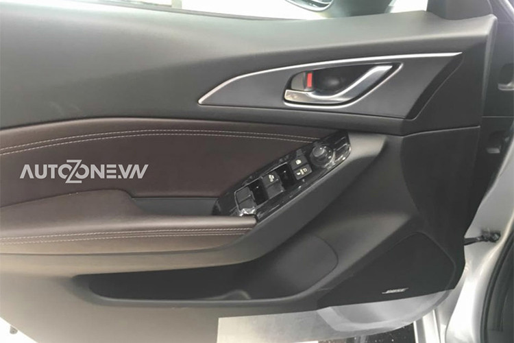 Ngoài ra xe vẫn được trang bị phanh tay điện tử, đi kèm màn hình giải trí cảm ứng kết hợp cùng bộ điều khiển tích hợp ở khu vực cần số.