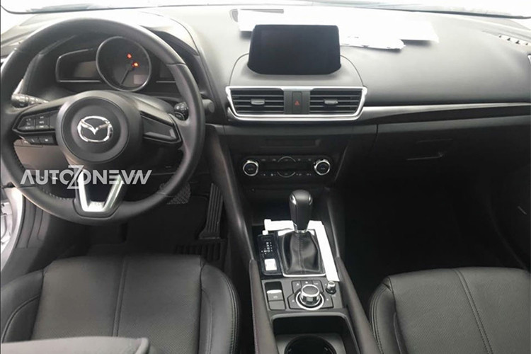 Động cơ của mẫu xe Mazda3 phiên bản 2018 dung tích 2.0L cho công suất tối đa 153hp tại 6000 v/p và mô-men xoắn tối đa 200Nm tại 4000 v/p. Đi kèm là hộp số tự động 6 cấp hoạt động êm ái và tiệm nhiên liệu.