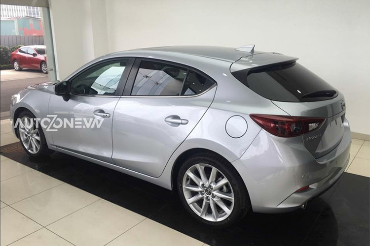 Có thể dễ dàng nhận ra ngoại hình cao cấp trên bản Mazda3 Hatchback 2.0 nhờ bộ mâm cỡ lớn kích thước 18 inch, đi kèm bộ đèn pha LED cao cấp hơn với đèn LED trang trí ban ngày hiện đại. Các chi tiết còn lại ở ngoại hình cũng giống như phiên bản Hatchback 1.5 lắp ráp trong nước.