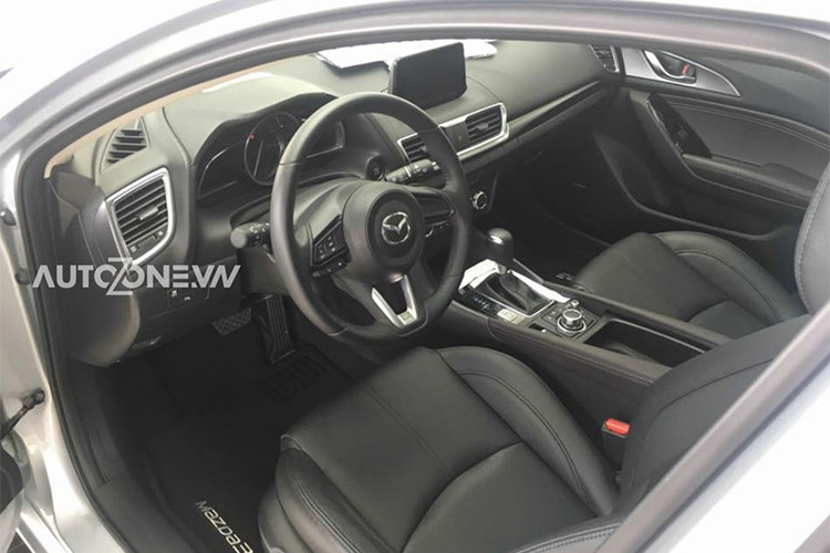 Bên trong Mazda3 2.0 bản 5 cửa hatchback, các trang bị tiện nghi không vượt trội hơn phiên bản 1.5 nhiều, ngoại trừ dàn âm thanh hàng hiệu Bose. Bù lại, bản nhập khẩu này thiếu đi tính năng Cruise Control và i-Stop.