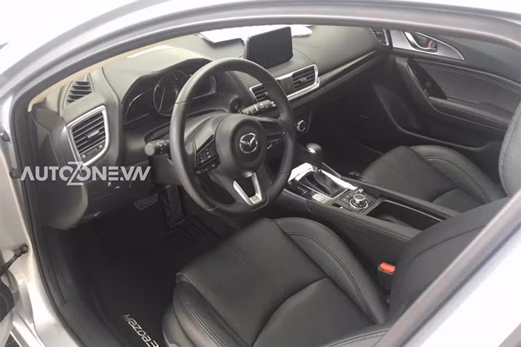 Bên trong Mazda3 2.0 bản 5 cửa hatchback, các trang bị tiện nghi không vượt trội hơn phiên bản 1.5 nhiều, ngoại trừ dàn âm thanh hàng hiệu Bose. Bù lại, bản nhập khẩu này thiếu đi tính năng Cruise Control và i-Stop.