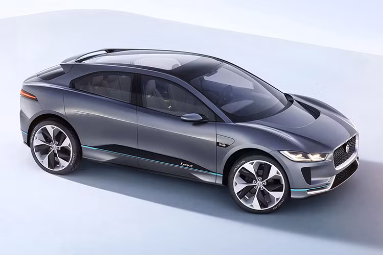 Tuy nhiên, trái ngược với những kỳ vọng ban đầu, Jaguar I-Pace chưa bao giờ đạt doanh số bùng nổ. Thay vào đó, mẫu xe điện này lại nổi tiếng với hàng loạt đợt triệu hồi, các vấn đề về độ tin cậy và thậm chí là nguy cơ cháy nổ. Hiện tại, số lượng Jaguar I-Pace xuất hiện trong các bãi phế liệu ngày càng nhiều, đặt dấu chấm hết cho một mẫu xe từng được ca ngợi.