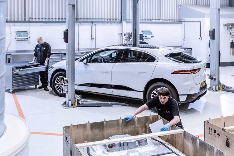 Dù gặp nhiều vấn đề, I-Pace vẫn đang được Waymo - công ty xe tự lái của Google sử dụng làm phương tiện robotaxi tại Mỹ. Tuy nhiên, dòng xe này cũng không tránh khỏi những sự cố khi vận hành trong môi trường tự lái. Một trong những vụ việc gần đây nhất liên quan đến I-Pace taxi là trường hợp một hành khách suýt lỡ chuyến bay vì xe chạy lòng vòng trong bãi đỗ thay vì đưa khách đến sân bay.