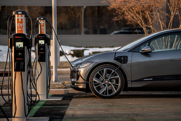 Vào ngày 24/7/2024, tài khoản Instagram của Charles Trent đăng tải một video ghi lại quá trình tái chế một chiếc I-Pace. Các linh kiện trên xe được tháo rời, kiểm tra, làm sạch và lưu trữ, trong khi phần khung gầm bị nghiền nát và ép thành một khối kim loại. Những hình ảnh cho thấy hàng chục chiếc Jaguar I-Pace bỏ xó bị xếp chồng lên nhau, phản ánh thực trạng đáng báo động của mẫu xe này.