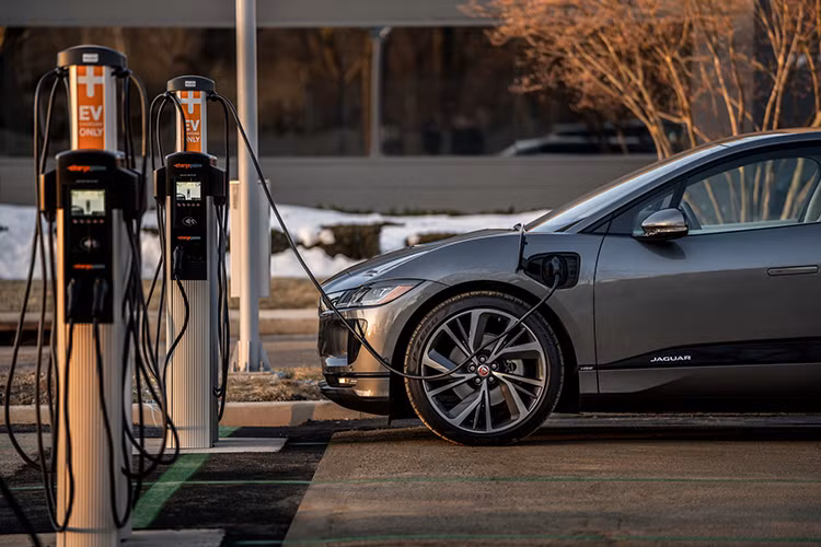 Vào ngày 24/7/2024, tài khoản Instagram của Charles Trent đăng tải một video ghi lại quá trình tái chế một chiếc I-Pace. Các linh kiện trên xe được tháo rời, kiểm tra, làm sạch và lưu trữ, trong khi phần khung gầm bị nghiền nát và ép thành một khối kim loại. Những hình ảnh cho thấy hàng chục chiếc Jaguar I-Pace bỏ xó bị xếp chồng lên nhau, phản ánh thực trạng đáng báo động của mẫu xe này.