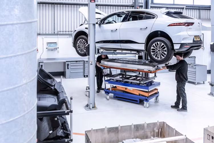 Hãng xe Anh cuối cùng buộc phải chấp nhận mua lại xe từ khách hàng để tránh những rủi ro không mong muốn. Sau thất bại của I-Pace, Jaguar quyết định chuyển hướng chiến lược.