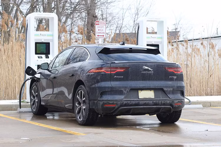 Jaguar I-Pace từng bị triệu hồi ít nhất 5 lần ở nhiều thị trường khác nhau do các vấn đề liên quan đến pin. Cuối năm 2024, Jaguar thông báo sẽ mua lại gần 2.800 chiếc từ khách hàng tại Mỹ do lỗi pin nghiêm trọng. Các chương trình mua lại tương tự cũng được triển khai tại Anh và một số quốc gia khác khiến nhiều chiếc I-Pace không còn được sử dụng và bị đưa vào bãi phế liệu.