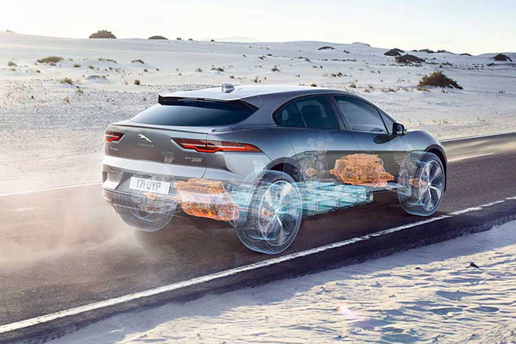 Vấn đề lớn nhất của I-Pace đến từ bộ pin do LG cung cấp, được cho là dễ bị quá tải nhiệt và có nguy cơ gây cháy nổ. Mặc dù Jaguar đã cố gắng sửa lỗi thông qua các bản cập nhật phần mềm nhằm kiểm soát nhiệt độ và chẩn đoán nguy cơ cháy nhưng điều này không đủ để cứu vãn tình hình.