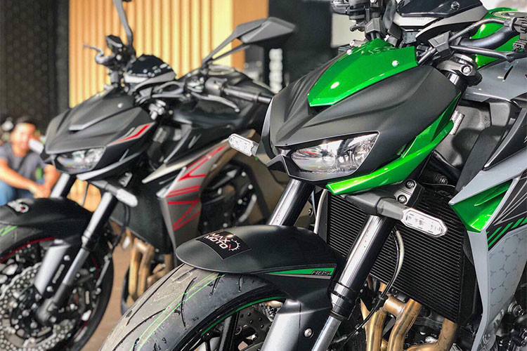 Về kích thước, Kawasaki Z1000 phiên bản 2019 không thay đổi nhiều so với thế hệ trước. Xe vẫn sở hữu kích thước với chiều dài 2.045 mm, rộng 790 mm và cao 1.055 mm. Cụm đèn pha full LED vẫn giữ phong cách thiết kế Sugomi dữ dằn của hãng xe máy Kawasaki. Phiên bản đặc biệt được tuỳ chọn sơn khói cụm đèn trông ngầu hơn.