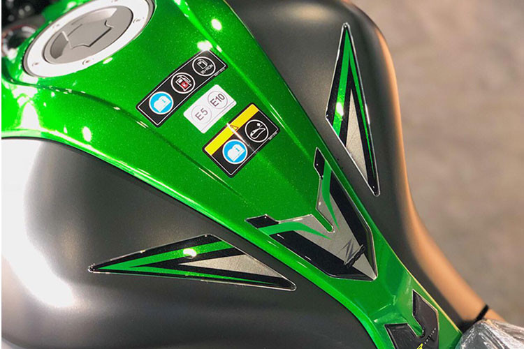 Độ cao yên của xe là 815 mm, trọng lượng khoảng 221 kg và giúp người sử dụng không quá khó khăn khi di chuyển trên đường thành phố hay sử dụng mỗi ngày. Xe vẫn giữ thiết kế yên thể thao tách đôi dành cho hai người sử dụng. Đèn đuôi phía sau không thay đổi, vẫn giữ đèn LED và xi-nhan rời khá nhỏ gọn, đi kèm màu sơn mới cá tính hơn.