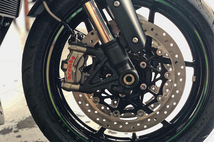 Phiên bản đặc biệt của mẫu xe Kawasaki Z1000 2019 mới dùng kẹp phanh Brembo phía trước với rãnh tản nhiệt phân ly. Đĩa bằng thép không gỉ thay cho kiểu răng cưa. Phiên bản thường chỉ dùng kẹp phanh Kawasaki. Cả hai đều trang bị chống bó cứng thắng ABS cả trước và sau.