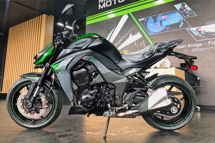 Kawasaki Z1000 và Z1000R 2019 màu mới đã chính thức về Việt Nam. Xe được phân phối chính hãng với mức giá không thay đổi ở mức 399 triệu đồng cho Z1000 tiêu chuẩn và 439 triệu đồng cho Z1000R ABS. Đây được xem là đối thủ trực tiếp của Honda CB1000R 2018, BMW S1000R 2018, Yamaha MT-10… 