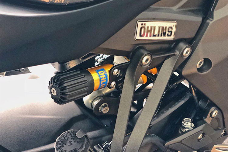 Trên phiên bản đặc biệt, ngoài tem mới, xe còn được trang bị những món phụ kiện hàng hiệu. DDáng chú ý chính là một món đồ chơi đáng giá trên phiên bản Z1000R chính là phuộc sau mang thương hiệu Ohlins S46DR1S có thể điều chỉnh tải trọng bằng điện tử từ xa. Nếu đi kèm theo xe, nó sẽ có mức giá cao hơn 40 triệu đồng,