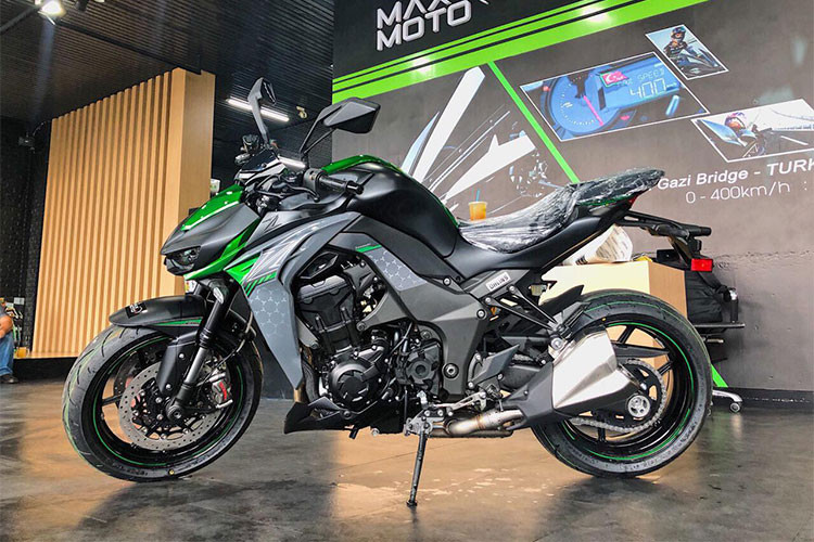 Kawasaki vừa chính thức ra mắt dòng Z1000 phiên bản 2019 nâng cấp mới tại thị trường Việt Nam với hai phiên bản: Kawasaki Z1000 2019 và Z1000R 2019. Phiên bản tiêu chuẩn có tùy chọn màu sắc mới bắt mắt hơn. Phiên bản đặc biệt sở hữu màu đen có trang trí bằng sợi carbon.