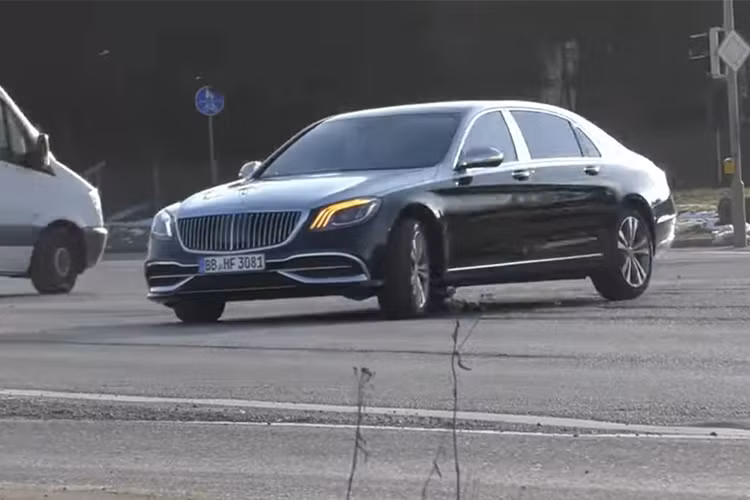 Với những hình ảnh lộ diện thực tế dưới ống kính phóng viên Motor1. Nhờ đó, ta có thể thấy được ngoại hình vô cùng sang trọng, quyền lực của mẫu xe này. Ở phiên bản nâng cấp năm nay, mẫu Mercedes-Maybach S-Class 2019 đã được điều chỉnh về cả ngoại thất và nội thất.